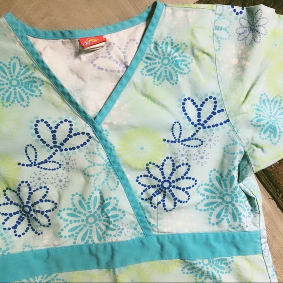Dickies flowered Scrub Top - Picture 2 of 4